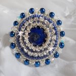 Blue Nile ring broderet med lapis lazuli og Swarovski krystaller